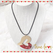 Collar con pendant en forma de corazon dorado-rojo, dorado-blanco. Necklace with golden-red and golden-white heart shaped pendant